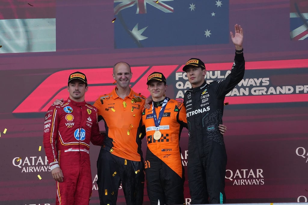 Oscar Piastri (M) gewann in Baku vor Charles Leclerc (l) und George Russell (r).