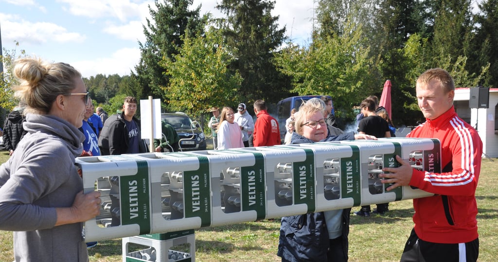Erntedankfest in Gladigau bei Osterburg (Altmark) 2024: Das Team "Späninger Aasgeier" bei der Disziplin Bierkästenstapeln horizontal des Spaßwettbewerbes. Von links nach rechts: Tina Kahle, Bettina Meier und Michael Nahrstedt.