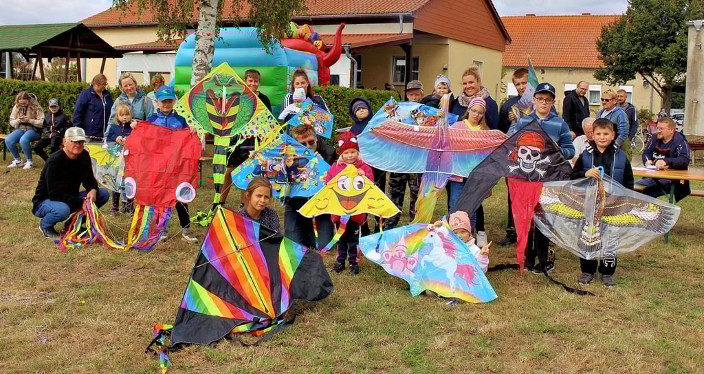 Viele bunte Drachen stiegen in Mühro in den Himmel.