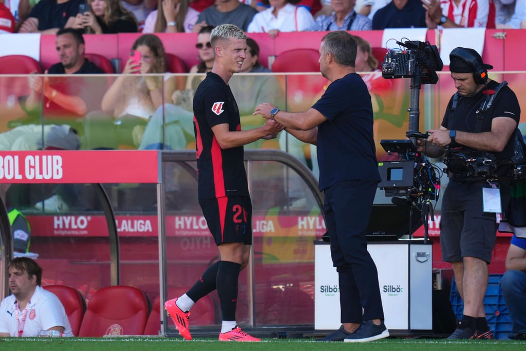 Dani Olmo verlässt des Rasen verletzt.