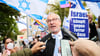 Volker Beck spricht inmitten von pro-israelischen Demonstranten nach seinem Vortrag in der Universitätsbibliothek der Technischen Universität Berlin.