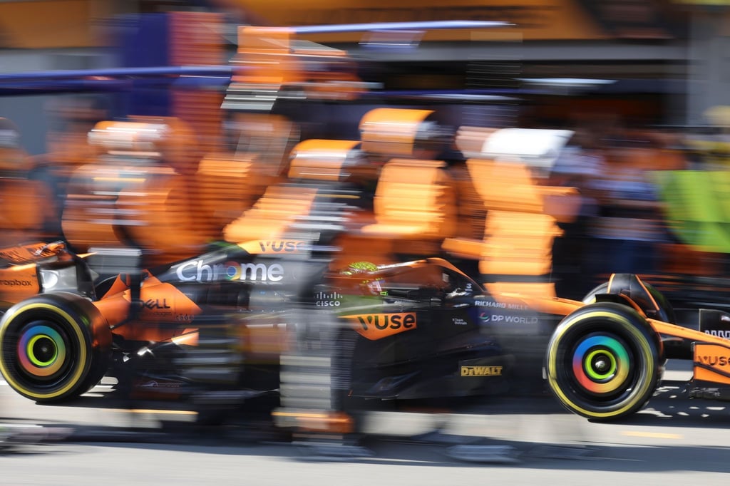 Lando Norris raste in Baku von Startplatz 15 noch auf Rang 4.