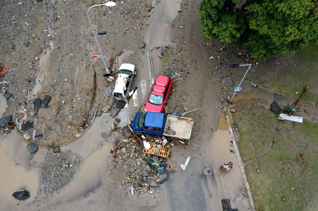 Mit dem Hochwasser verschütten in Tschechien auch Schlammberge Straßen.