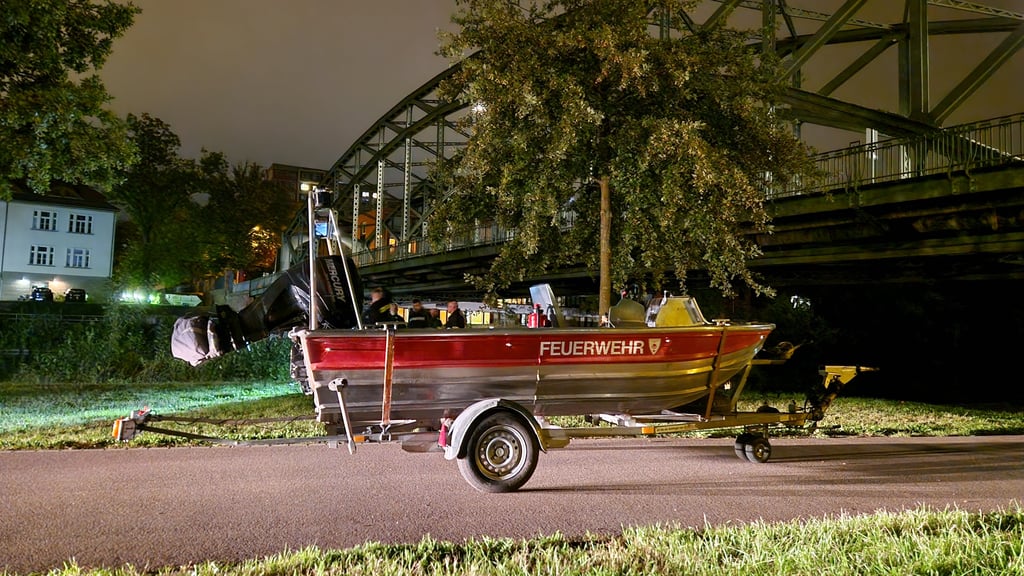 Die Feuerwehr war mit einem Motorboot im Einsatz.