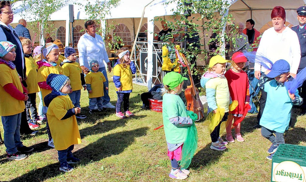 Mit ihrem schwungvollen Programm begeisterten die Mädchen und Jungen der Kindertagesstätte „Kita Villa Sonnenschein“ zum Festauftakt in Belsdorf.