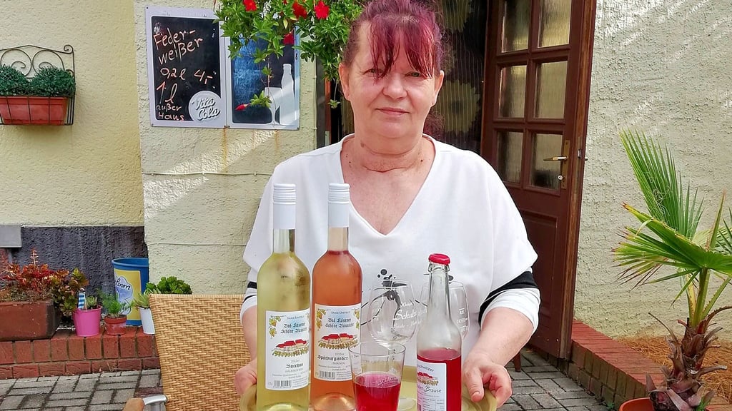 Ramona Lescau führt seit zwei Jahren den Gasthof Drei Linden in Reuden und serviert Getränke vom Weingut Schulze.