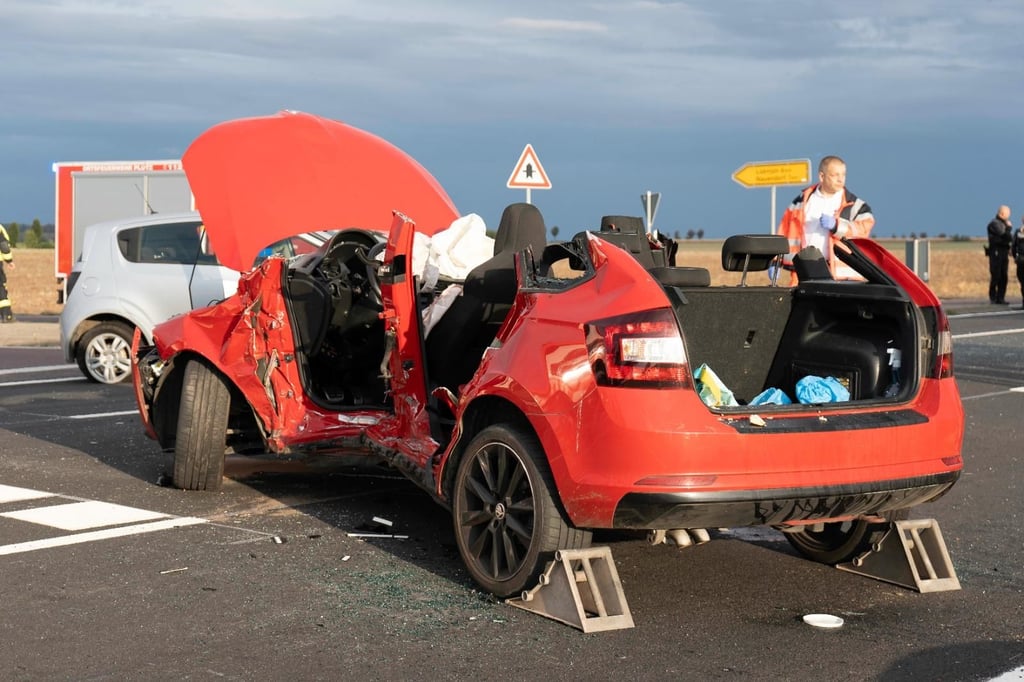 Bei dem Unfall wurden zwei Menschen schwer verletzt.