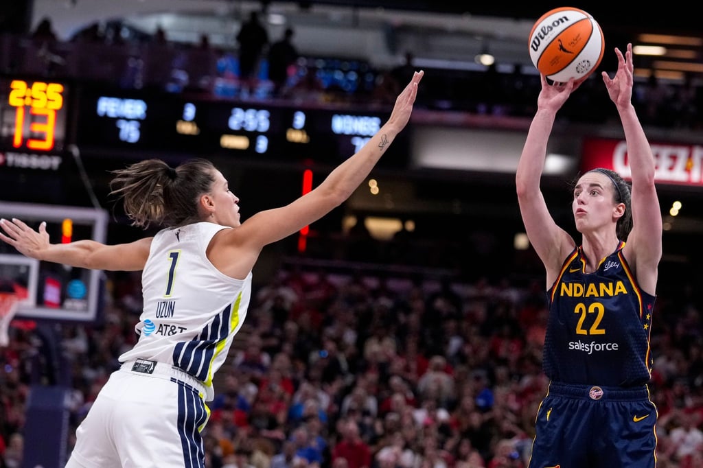 Bricht weiter Rekorde in der WNBA: Caitlin Clark (rechts) von den Indiana Fever.