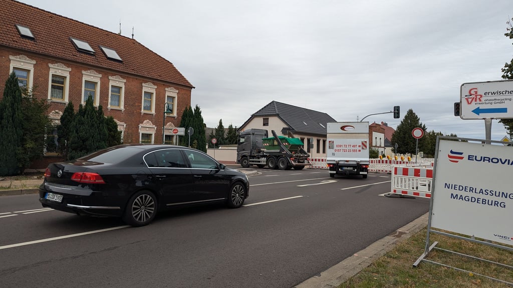 Trotz Vollsperrung der Ortsdurchfahrt Gerwisch sind täglich um die 5.000 Fahrzeuge auf dem Breiten Weg/ Bahnhofstraße unterwegs. Dazu kommen noch etwa 800 Fahrzeuge, die die Umfahrung über die Seedorfer Straße nutzen.