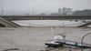 Die Hochwasser führende Elbe fließt an der teilweise eingestürzten Carolabrücke entlang.