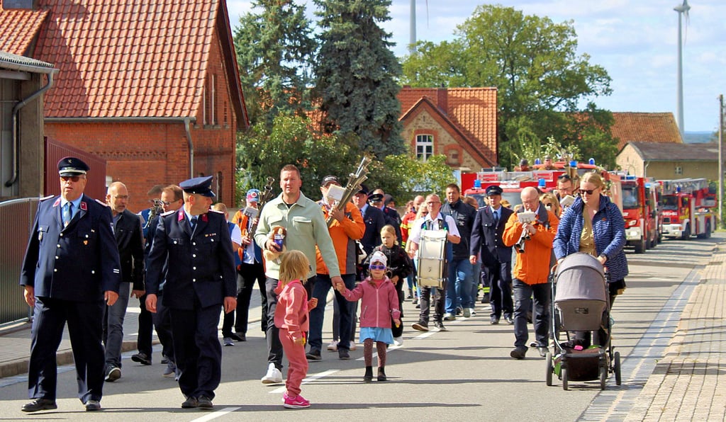 Die Schalmeienkapelle Flechtingen gab mit ihrer Musik den Rhythmus beim Festumzug durch Belsdorf vor.