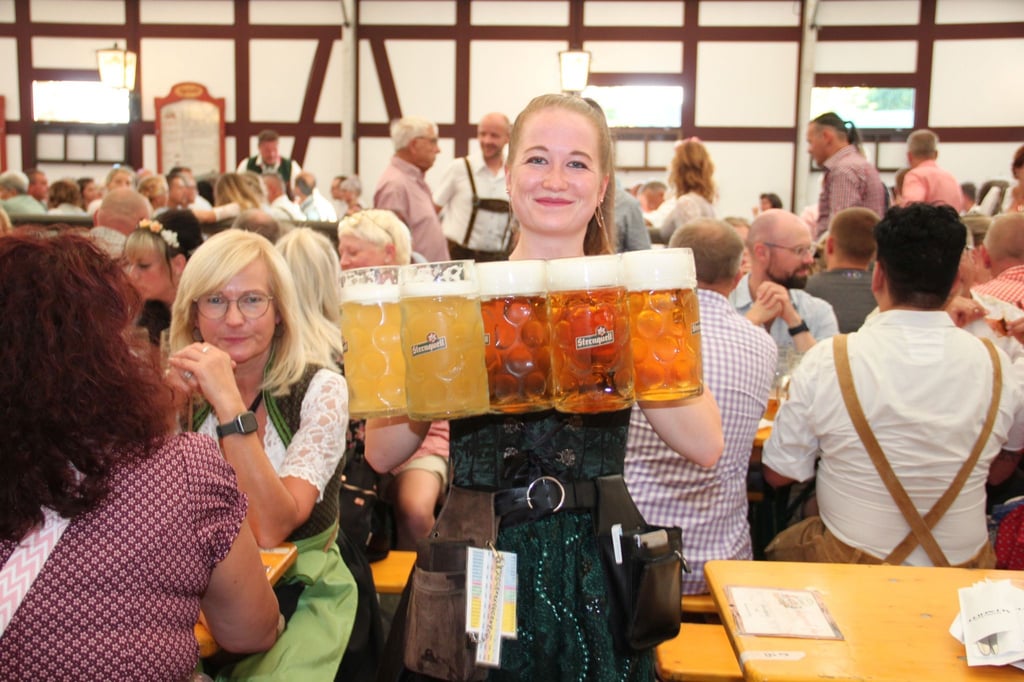 Nachschub für Bierhungrige: Katharina Höhn serviert mehrere Maßkrüge bei der „Sternquell-Wiesn“ in Plauen.