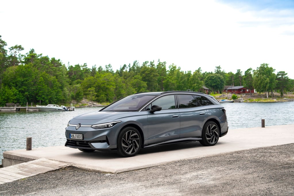 Langgestreckt? Optisch vielleicht, doch der Tourer ist genauso lang wie die Limousine.