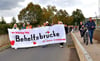 Der Demonstrationszug marschiert auf die Unstrutbrücke, dafür wurde das Bauwerk einige Zeit für den Verkehr gesperrt. 