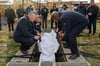 Viele Bundesländer erlauben längst Bestattungen im Leichentuch – hier eine Demonstration auf einem Friedhof in Bayern.