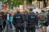 Eine Polizei-Streife geht über die Festmeile einer Großstadt. Wie sehen die Sicherheitsvorkehrungen beim Gardelegener Hansefest am kommenden Wochenende aus?