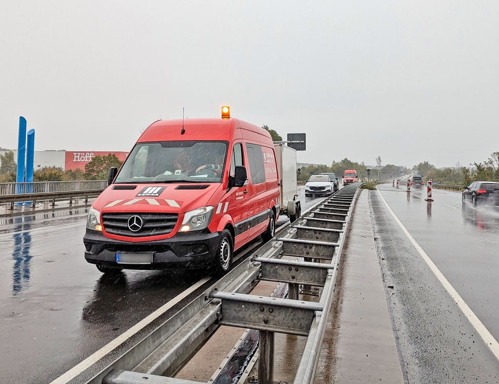 Asphalt und Leitplanken auf der B181 zwischen Günthersdorf und der Grenze zu Sachsen werden bis voraussichtlich Ende November 2025 saniert.
