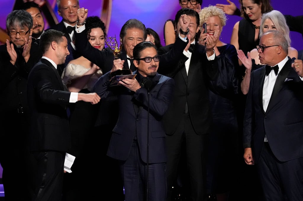 Das „Shogun“-Team nimmt den Emmy Award für die beste Dramaserie des Jahres entgegen.