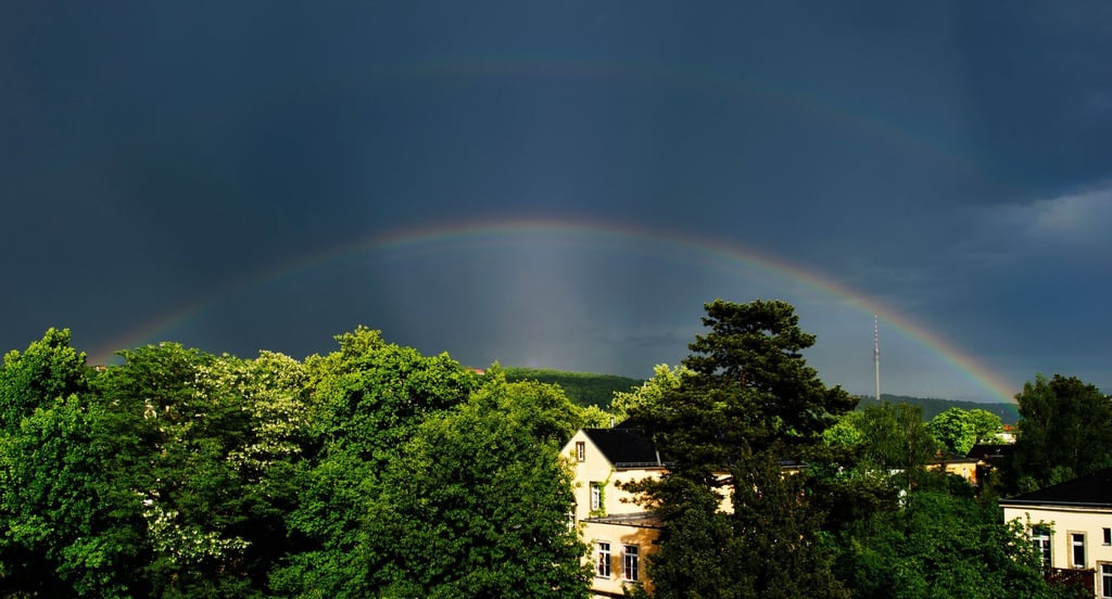 Nach einem nassen Wochenstart klart es langsam auf und die Temperaturen steigen. (Archivbild)