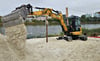 Vorbereitung auf das Elbe-Hochwasser: An der Strandbar am Periförder in Magdeburg wird der Sand aus dem ufernahen Bereich mit einem Bagger geborgen. Oben soll in den folgenden Tagen nach Möglichkeit der Betrieb weitergehen.