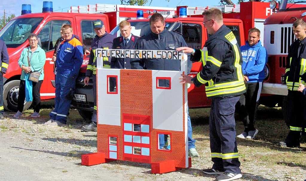 Christian Braune von der Haldensleber Feuerwehr hatte den Belsdorfern einen Wunsch erfüllt und eine tolle Löschwand gebaut.