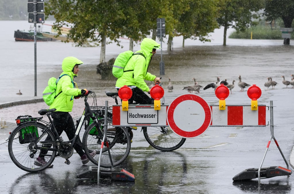 Radfahrer auf einem Parkplatz an der Elbe in Pirna am Tor zur Sächsischen Schweiz. (Foto aktuell vom 15.9.)