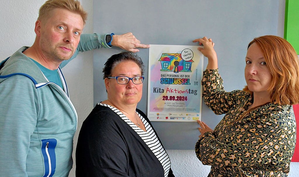 Adrian Einecke und Kristin Tautorat (r.) von der Stiftung Evangelische Jugendhilfe und Kita-Leiterin Kathrin Sellmaier beteiligen sich an der Kundgebung „Das Personal ist der Schlüssel“ für mehr Fachkräfte in Horten und Kitas.