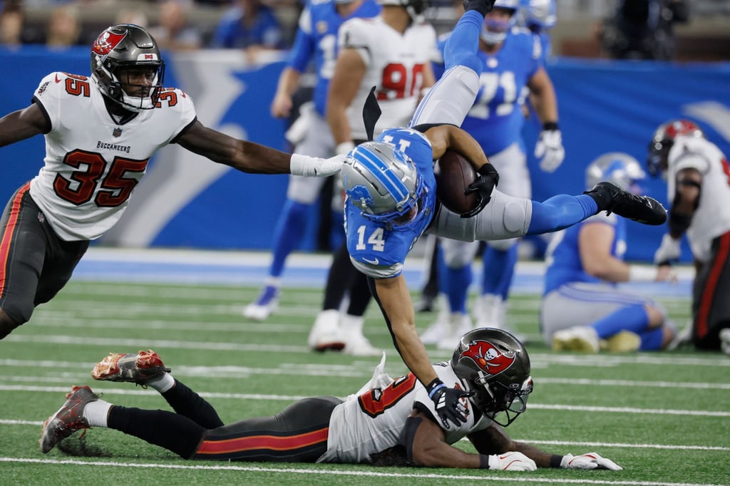 NFL-Profi Amon-Ra St. Brown von den Detroit Lions (Mitte) hatte viele gute Szenen gegen die Buccaneers.