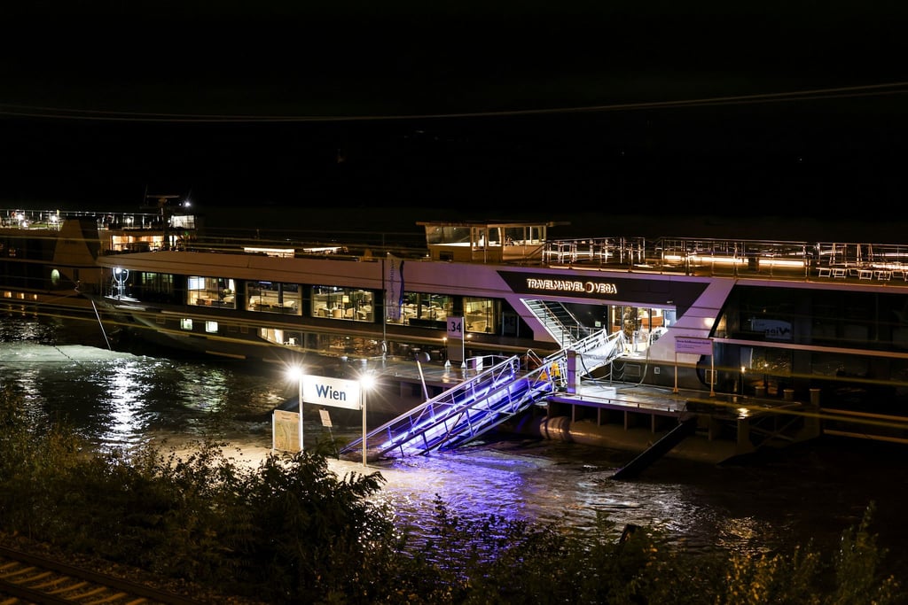 Ein Flusskreuzfahrtschiff hat am Anleger festgemacht. Die Passagiere können die Schiffe nicht verlassen, weil der Anleger im Hochwasser nicht zugänglich ist.