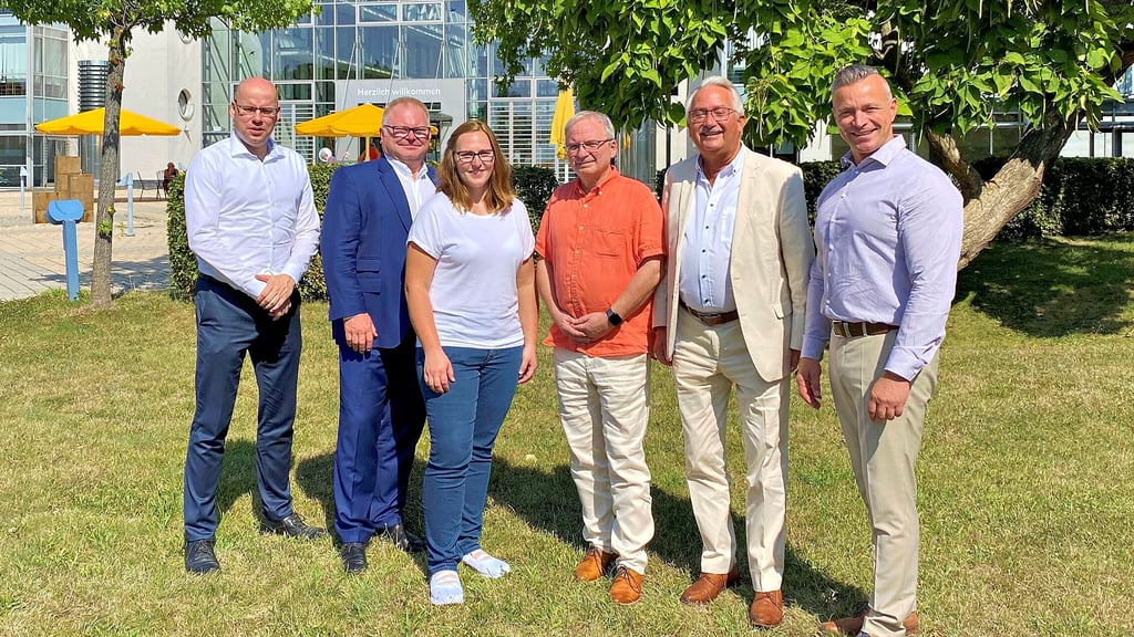 Anja Al-Rail wird als Nachfolgerin von Jörg Heinrich (3.v.r.) neue Pflegedirektorin im Gesundheitszentrum. Volker Krüger, René Rottleb, Volker Baumgarten und Landrat Andy Grabner gratulieren.