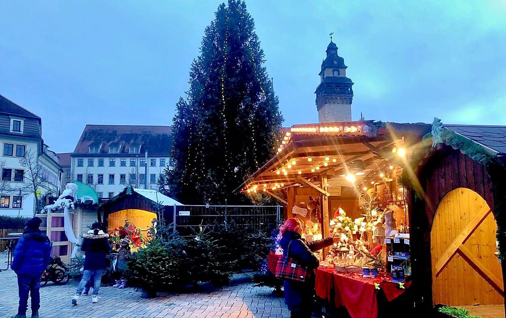 Der Weihnachtsmarkt auf dem Altmarkt gilt als klein, aber fein und ist in den letzten Jahren, hier 2023, gut angenommen worden.