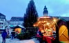 Der Weihnachtsmarkt auf dem Altmarkt gilt als klein, aber fein und ist in den letzten Jahren, hier 2023, gut angenommen worden.  