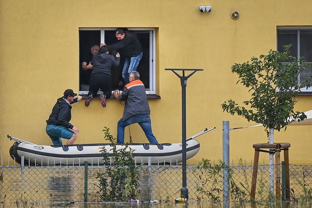 Mindestens 18 Menschen kamen in den Fluten ums Leben.