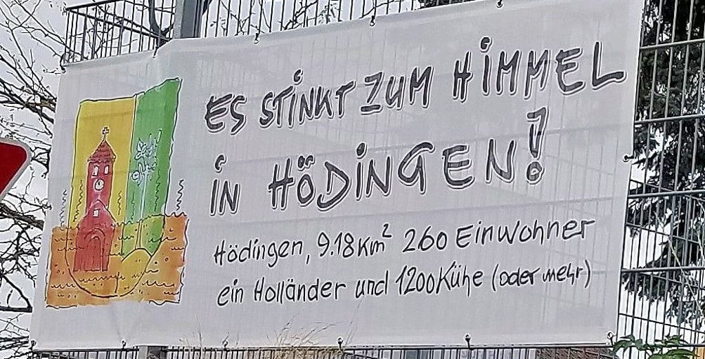 Die Hödinger machen ihrem Unmut mit einem Transparent Luft.