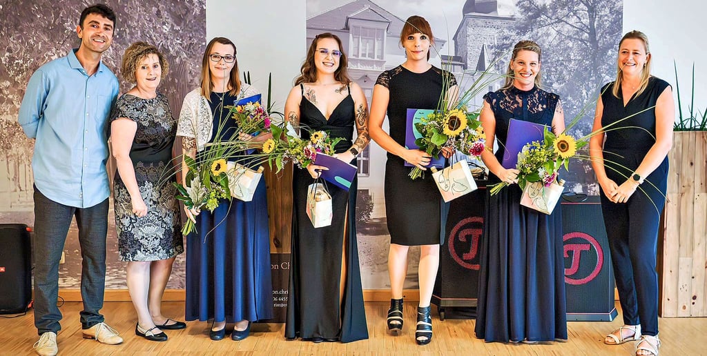 Sie können sich freuen: Constantin Grimm (Klassenlehrer), Praxiskoordnatorin Corinna Wernstedt, Michelle Kunze, Chantal Pape, Anne Preuß, Tina Wisniewski und Pflegedienstleiterin Nadine Sauermilch.