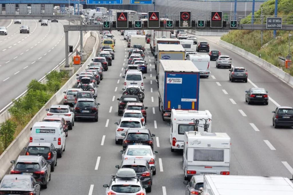 Auf der A9 wurde bei Bad Dürrenberg der Verkehr an der Unfallstelle vorbeigeführt.