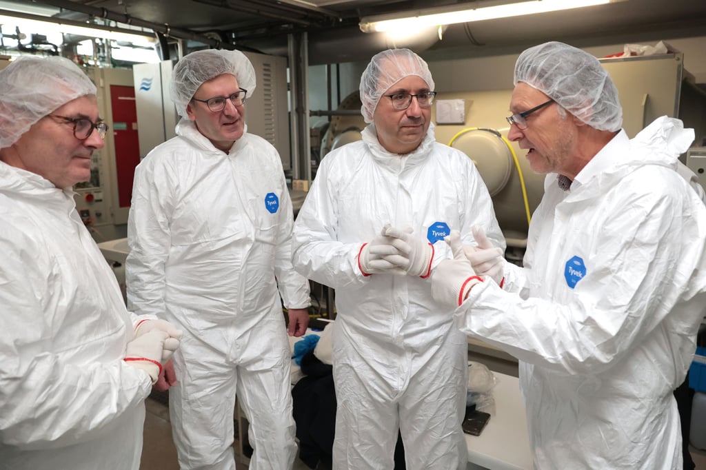 Besuch im Reinraum der Uni Magdeburg im September 2023: Jürgen Ude (l.), Staatssekretär im Wirtschaftsministerium, der damalige Vice President und Intel-Vorstand Keyvan Esfarjani (2.v.r.), Uni-Rektor Jens Strackeljan (r.) sowie Reinraum-Leiter Jörg Vierhaus.