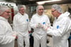 Besuch im Reinraum der Uni Magdeburg im September 2023: Jürgen Ude (l.), Staatssekretär im Wirtschaftsministerium, der damalige Vice President und Intel-Vorstand Keyvan Esfarjani (2.v.r.), Uni-Rektor Jens Strackeljan (r.) sowie Reinraum-Leiter Jörg Vierhaus.