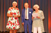 Ernst Ulrich und Ursula Jürgens haben aus den Händen von Kulturstaatsministerin Claudia Roth (l.) den Deutschen Buchhandlungspreis als „Besonders herausragende Buchhandlung“ erhalten: Die Buchhandlung und das Antiquariat Gebecke in Quedlinburg ist erneut ein „Ausgezeichneter Ort der Kultur“.