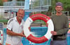 Symbolischer Rettungsring-Wechsel nach der Saison im Sommerbad Osterwieck. Ronald  Bönisch (l.) mit seinem  Nachfolger  Florian Bänecke. 