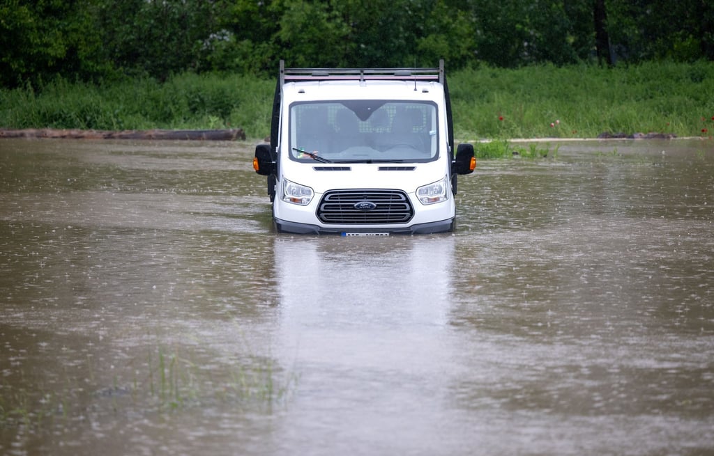 Wasserschäden an geparkten Autos können tückisch sein. Grundsätzlich sollte man daher nie versuchen, ein zuvor überflutetes Auto zu starten.