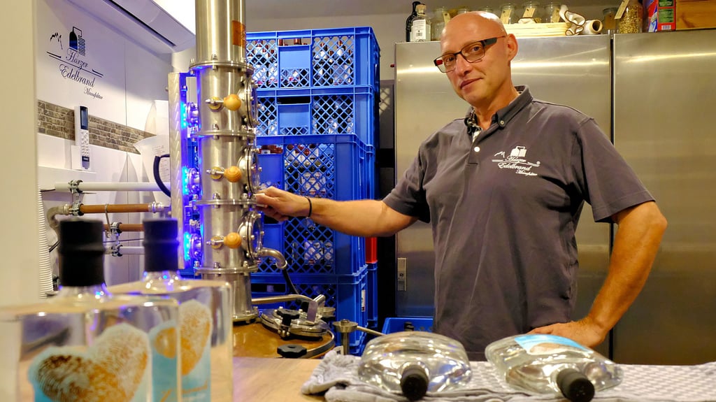 Marco Fiedler an der Brennblase seiner Harzer Edelbrand Manufaktur in Timmenrode. Dorthin lädt er am Samstag, 21. September, zum Tag der offenen Tür - in Verbindung mit dem vierten Timmenröder Haus- und Hofflohmarkt.