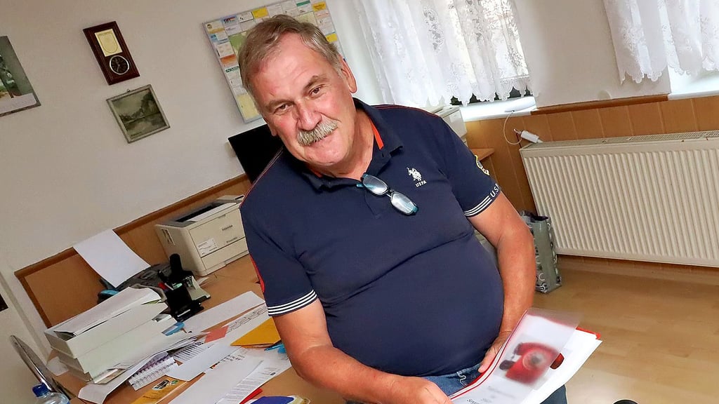 Ralf Kandel an seinem Schreibtisch im Bürgermeisterbüro in Lengefeld.