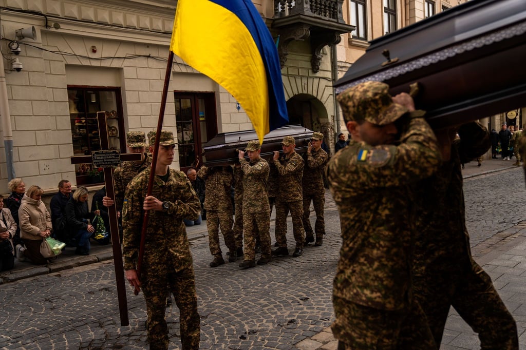 Beerdigungen von toten Soldaten sind in der Ukraine an der Tagesordnung. (Archivbild)