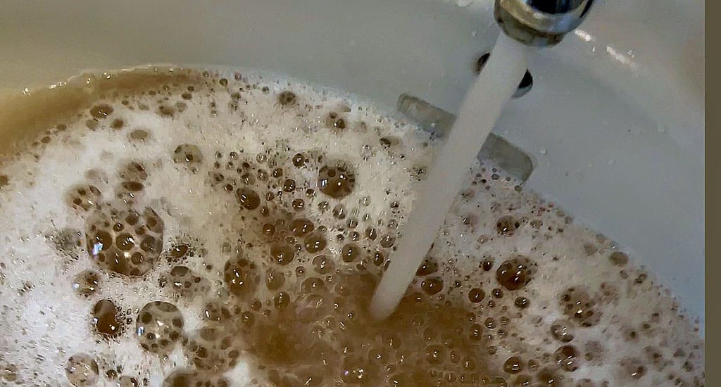 Braunes Brühe kommt nach demn Arbeiten aus dem Wasserhahn .