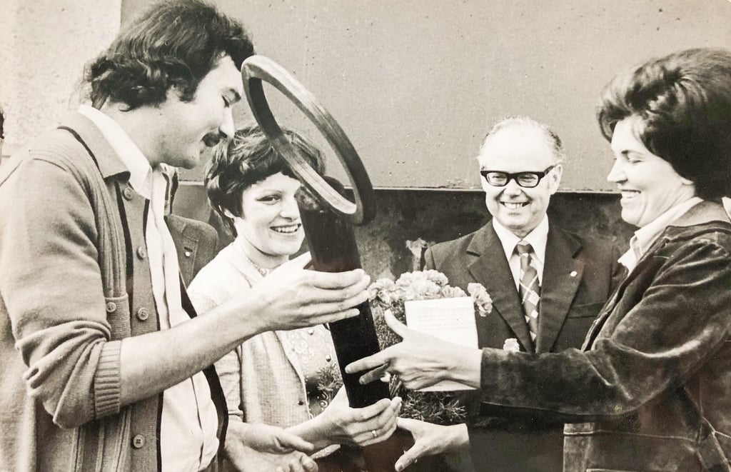 Oberbürgermeisterin Liane Lang übergab am 26. August 1977 den Schlüssel für die 30.000. Neubauwohnung in Neustadt an das Ehepaar Polmächer.