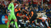 Manuel Neuer nach dem verlorenen Finale 2012 in München. Im Hintergrund jubeln die Spieler des FC Chelsea.