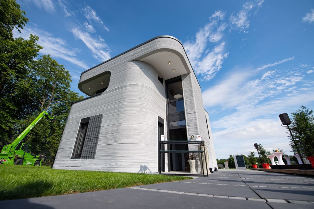 An der Außenfassade dieses 3D Druckhauses in Beckum sieht man die mittels eines 3D-Betondrucker aufgetragenen Betonschichten.