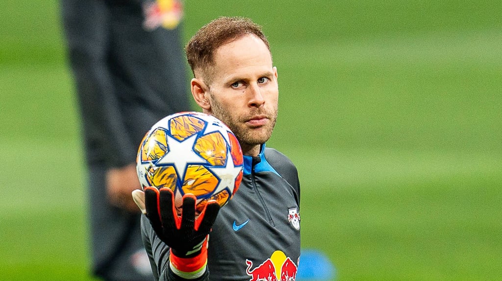 Péter Gulácsi mit dem Champions-League-Ball.