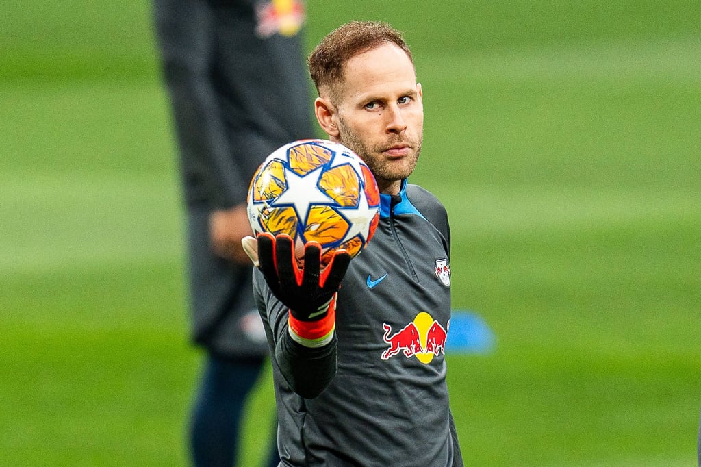 Péter Gulácsi mit dem Champions-League-Ball.